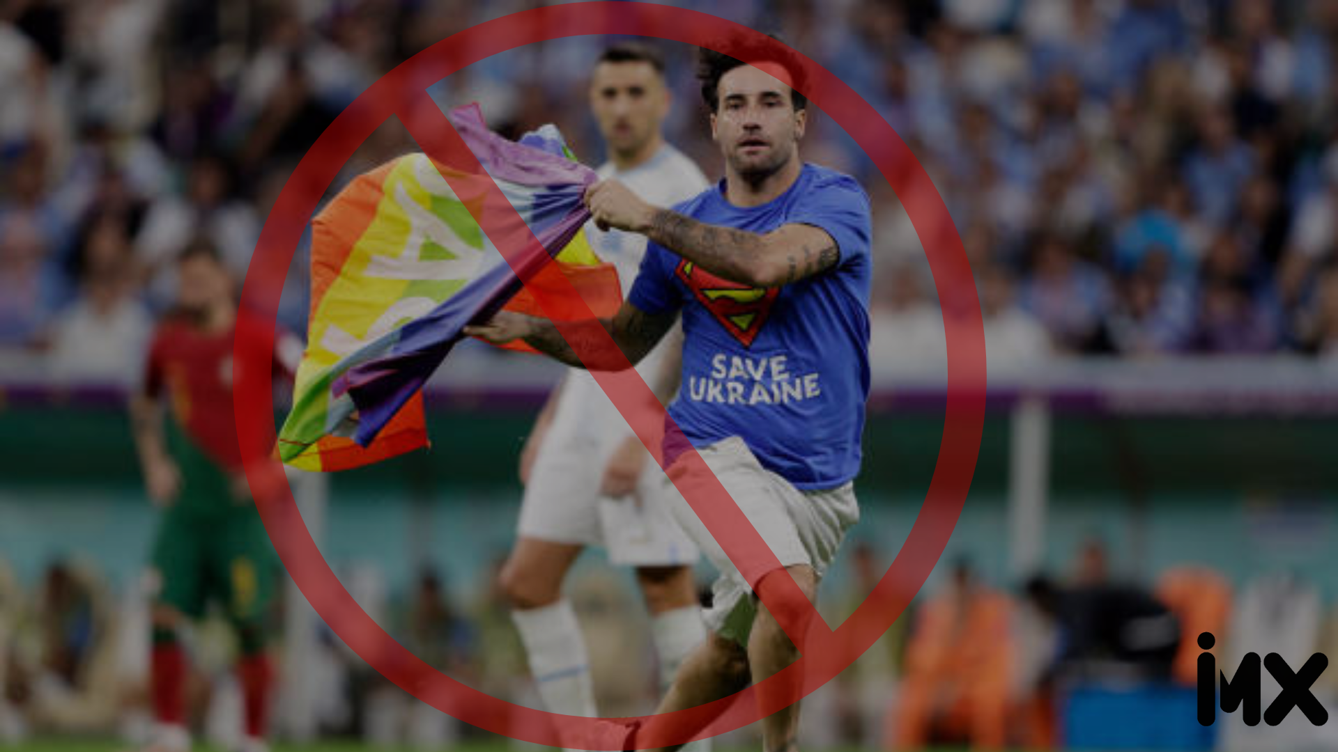 La bandera LGBT invade la cancha de Portugal vs Uruguay
